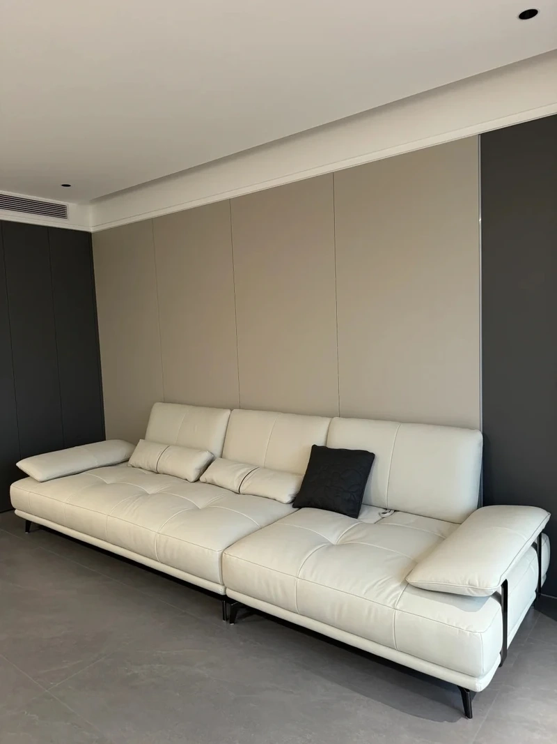 Thanh lịch và nhẹ nhàng nhờ sofa da màu kem