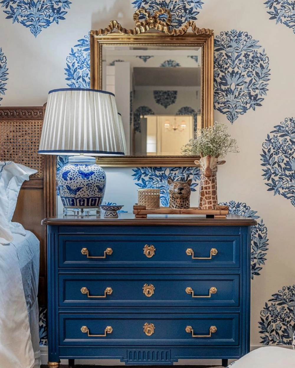 Mẫu tab đầu giường có khóa an toàn lưu trữ đồ cá nhân