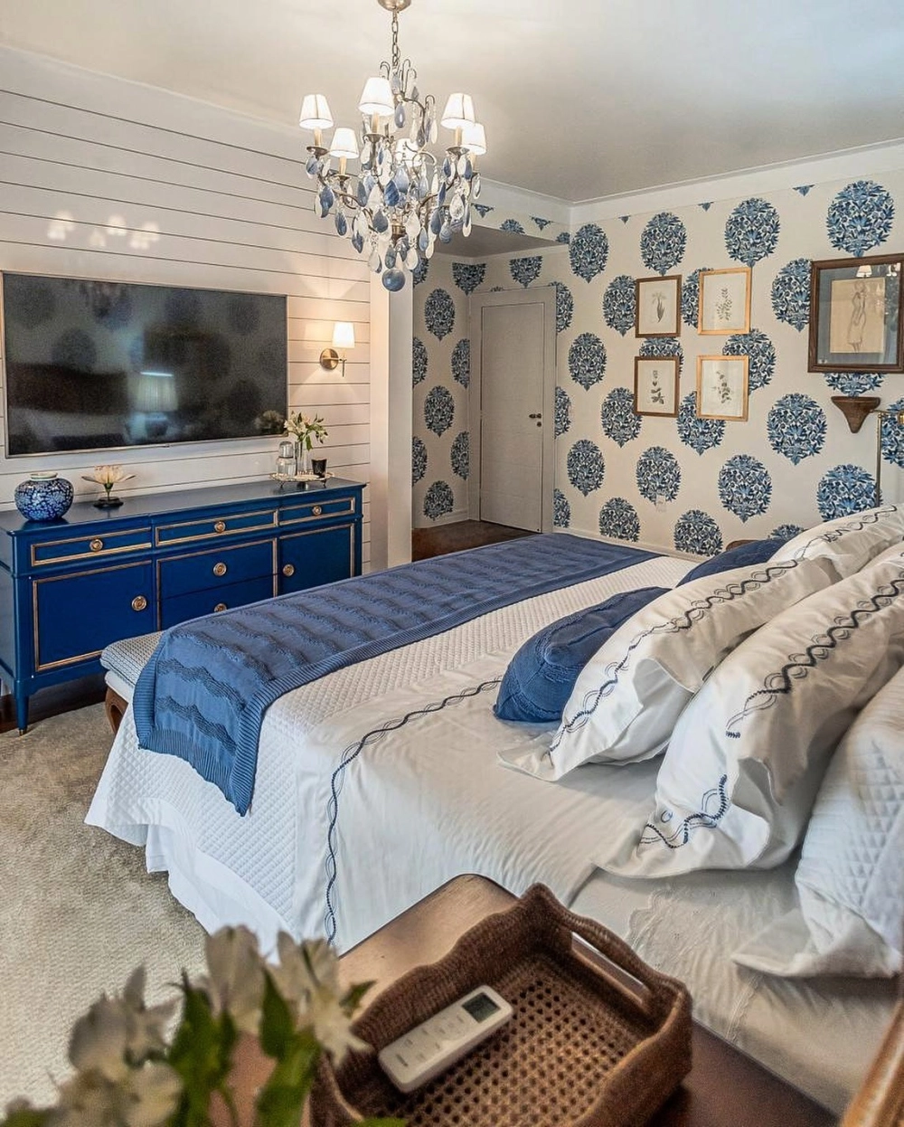 Trang trí phòng ngủ master với thảm trải sàn kích thước lớn