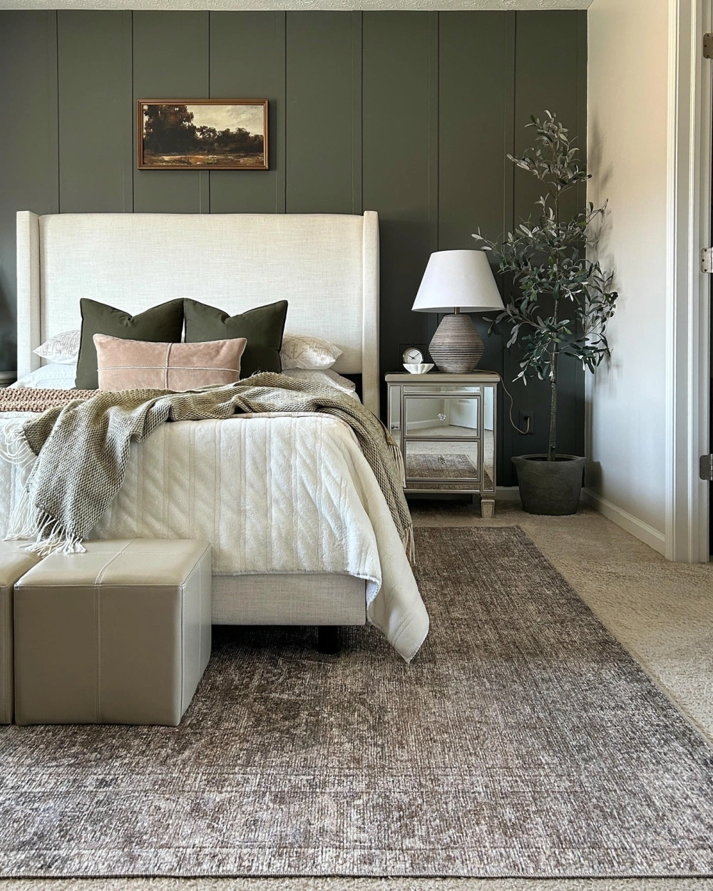 Đặt thảm chân giường giúp giữ ấm đôi chân khi thức dậy