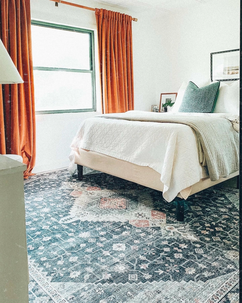 Không gian nghỉ ngơi ấm cúng hơn với thảm phòng ngủ lông xù màu be