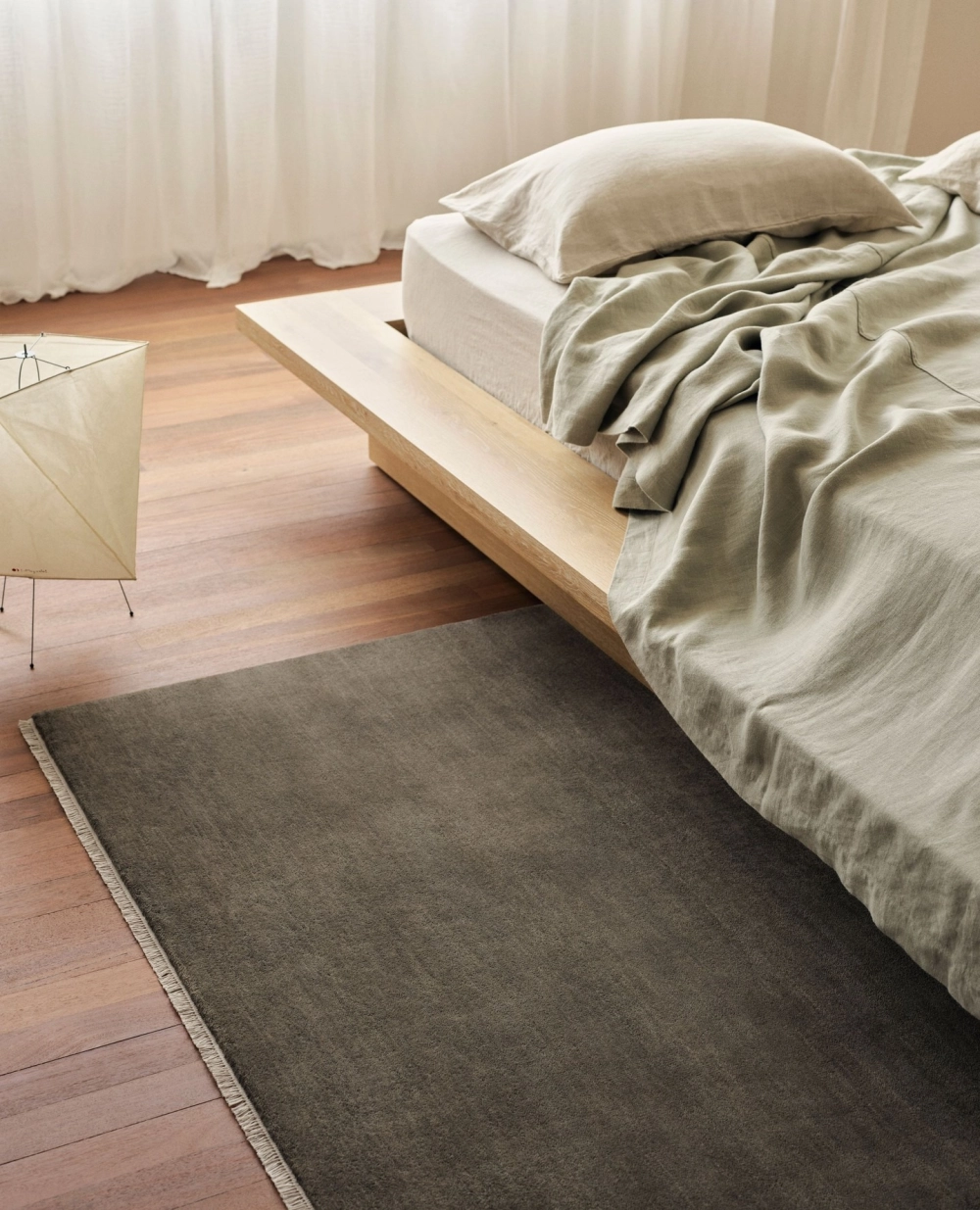 Điểm nhấn độc đáo với thảm phòng ngủ hình tròn dưới ghế thư giãn