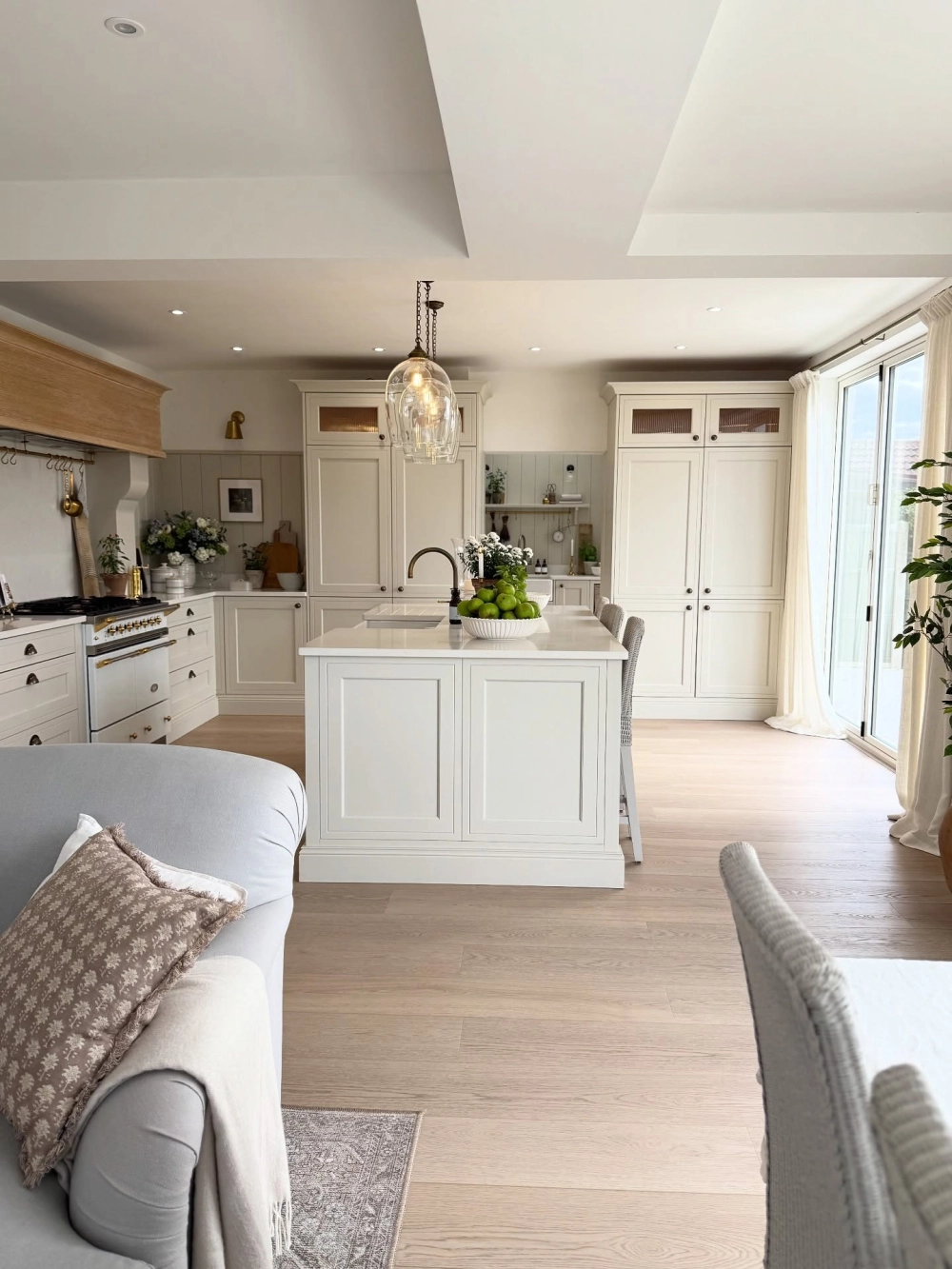 Chi tiết vật liệu tủ bếp hiện đại bằng gỗ công nghiệp chống ẩm cao cấp