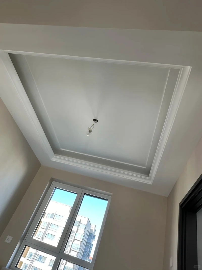 Sáng tạo không gian với trần thạch cao phòng khách đèn âm trần