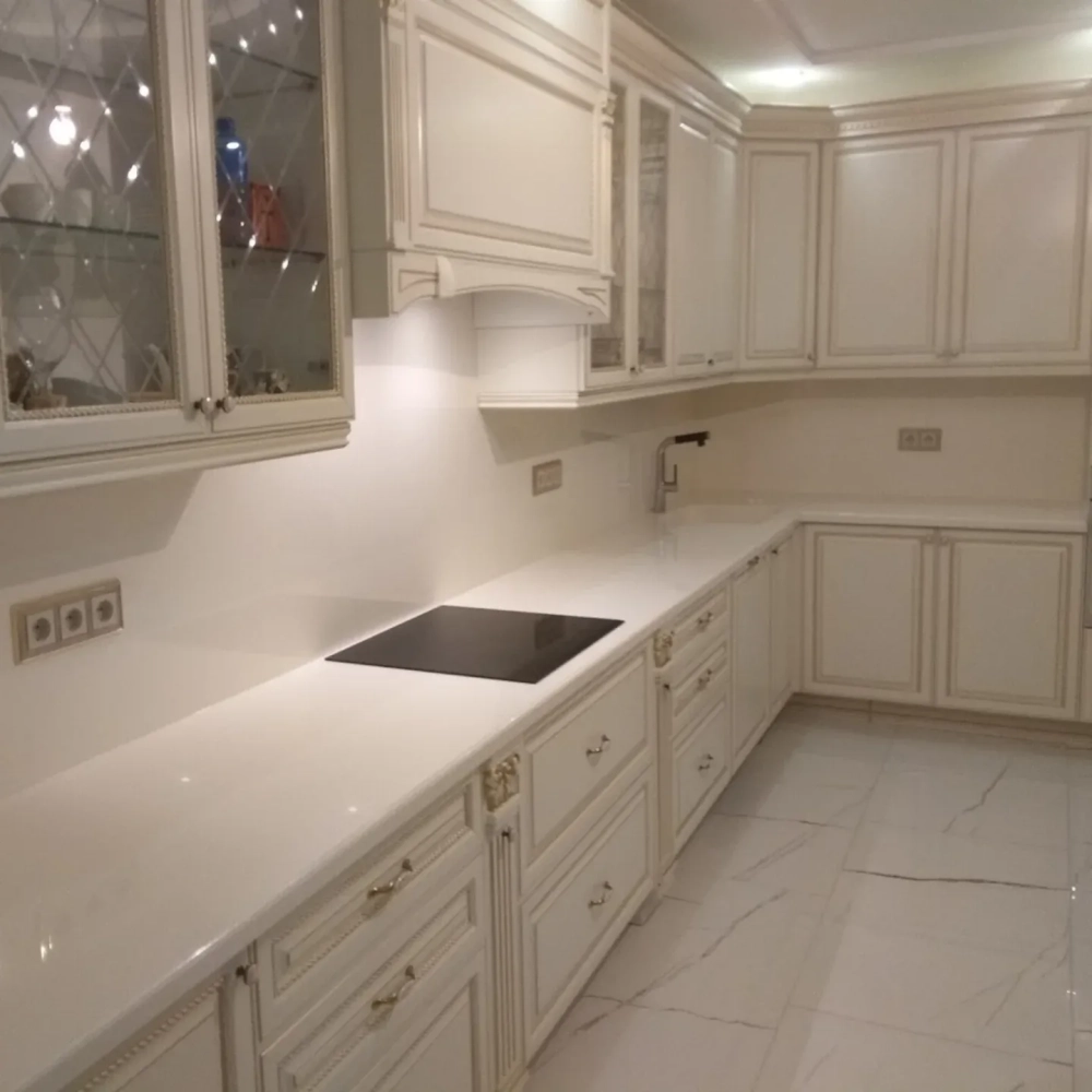 Tủ bếp acrylic màu đen huyền bí kết hợp đá bàn bếp trắng vân mây