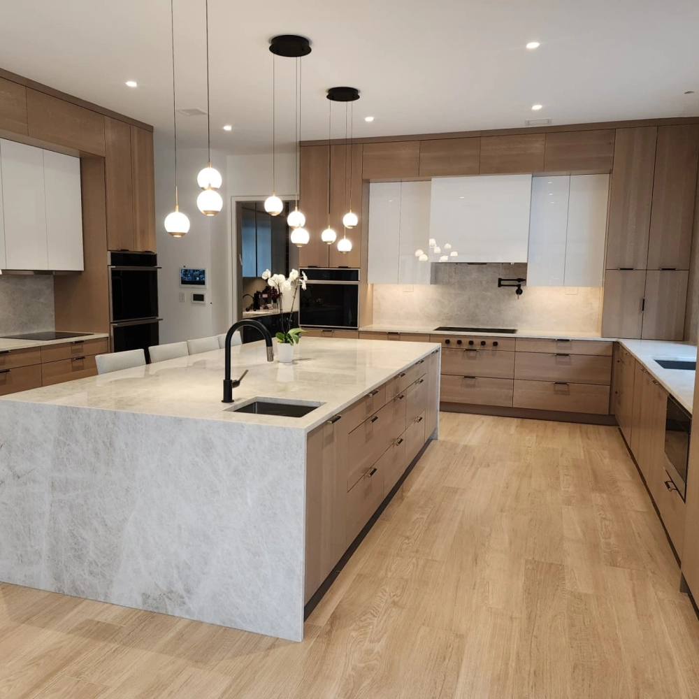 Kết hợp tủ bếp acrylic vân gỗ và màu trơn tạo điểm nhấn độc đáo