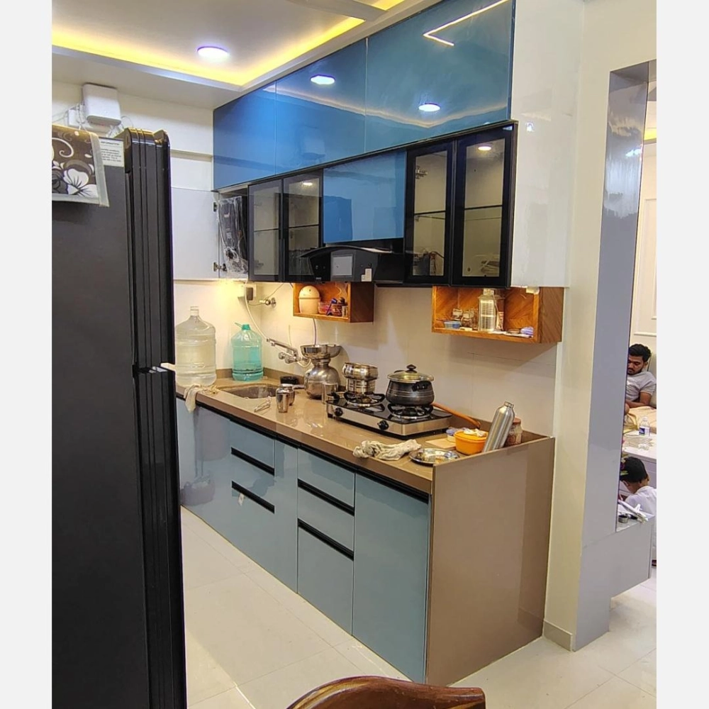 Không gian bếp hiện đại với hệ tủ bếp acrylic bóng gương màu trắng sáng thoáng đãng