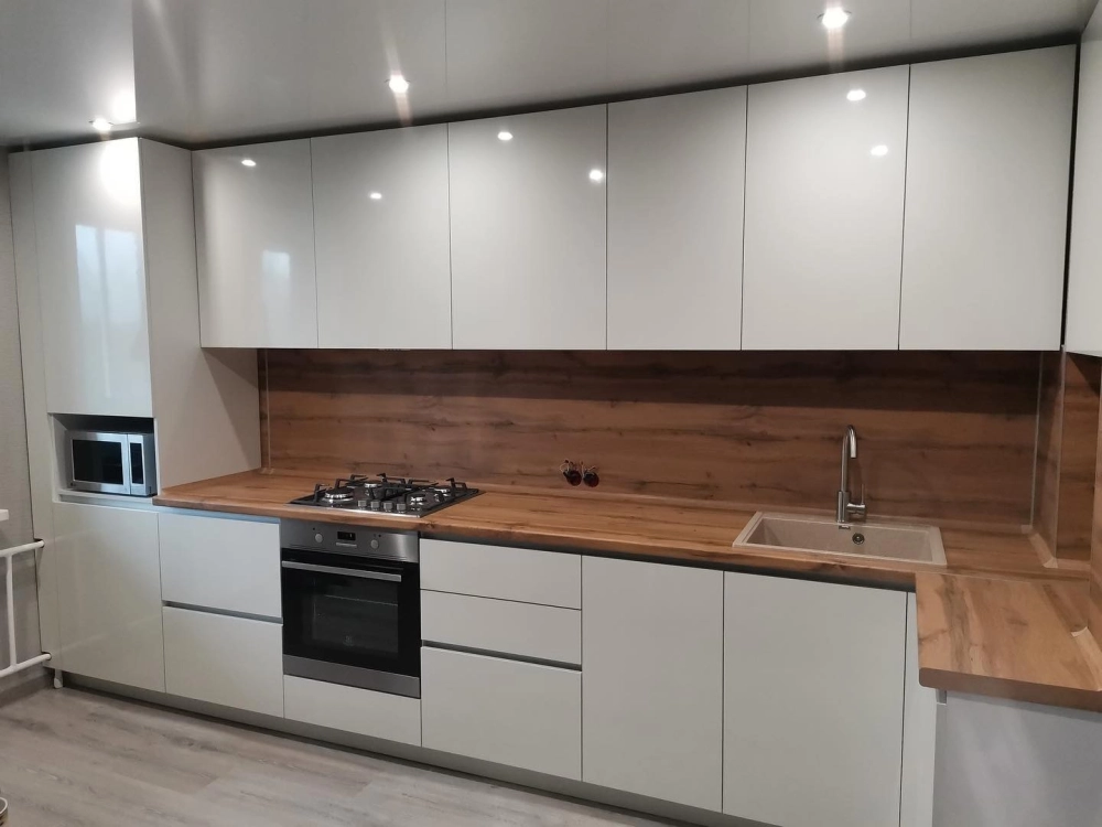 Mẫu tủ bếp acrylic kết hợp laminate sang trọng và bền bỉ