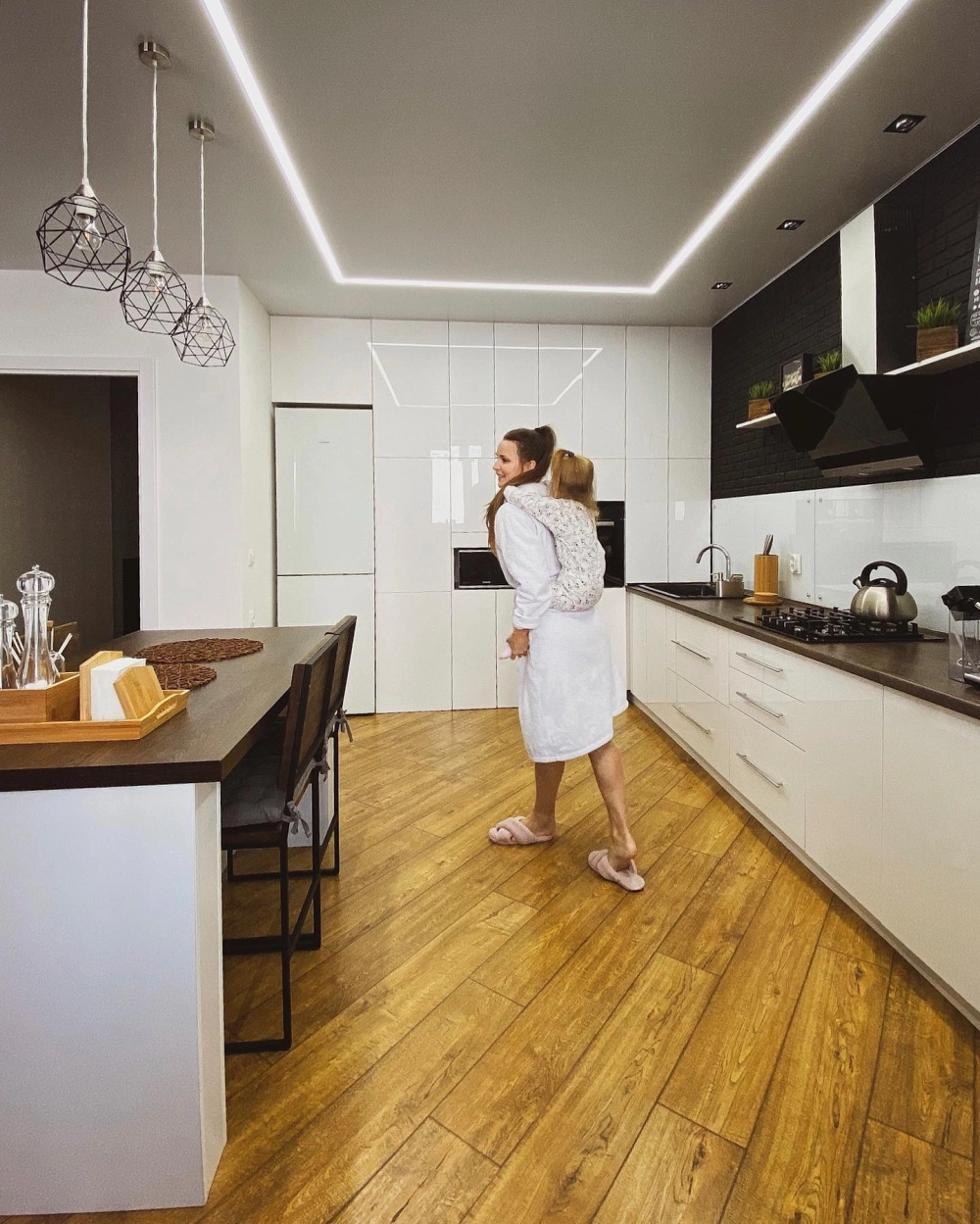 Mẫu tủ bếp acrylic song song phù hợp cho căn hộ chung cư nhỏ