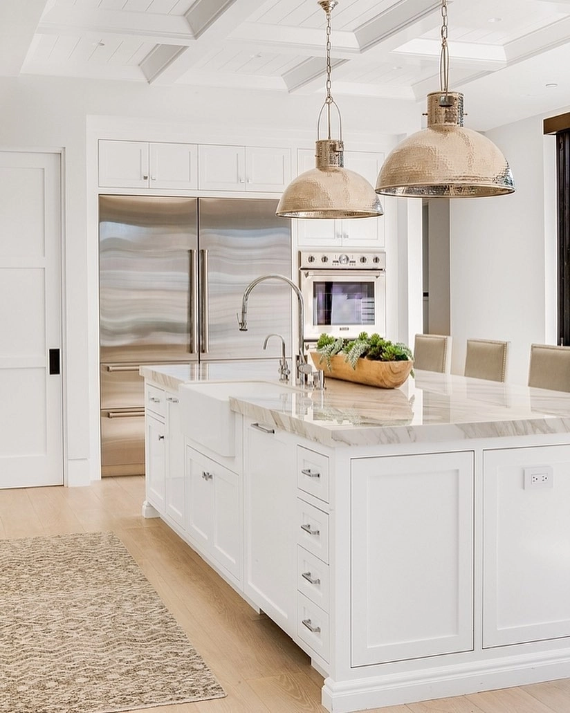 Mẫu tủ bếp đẹp kịch trần giúp tăng diện tích lưu trữ