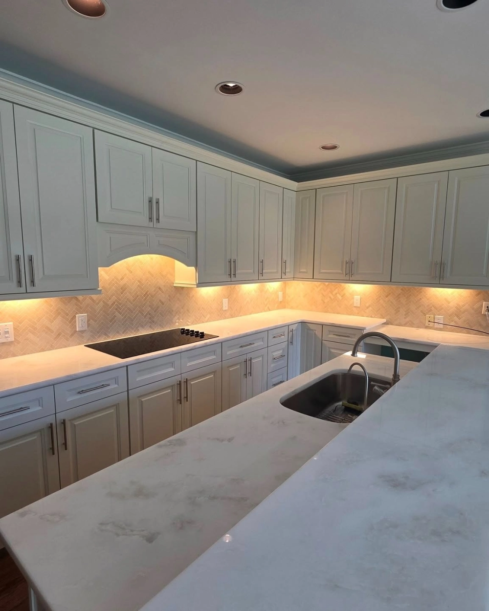 Tủ bếp gỗ công nghiệp chữ l màu trắng tinh tế