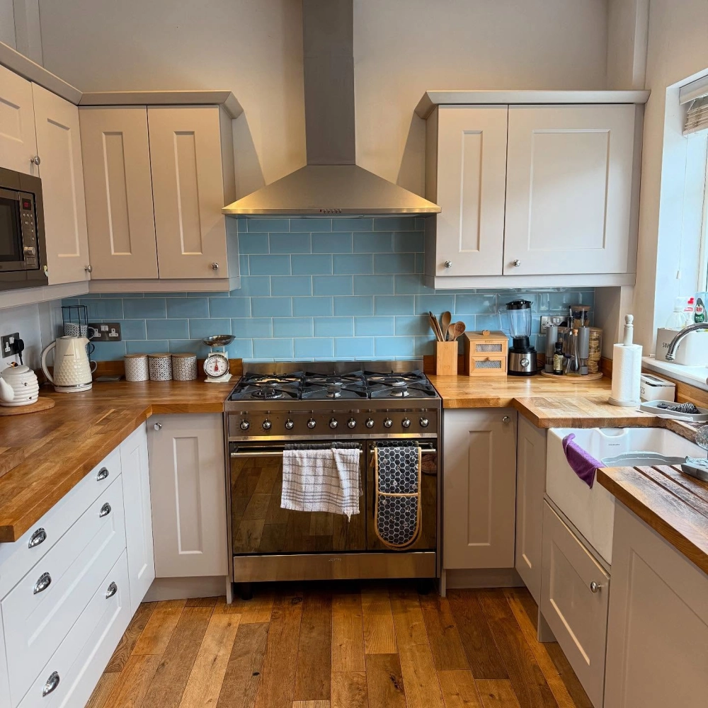 Mẫu tủ bếp gỗ công nghiệp vân gỗ tự nhiên ấm cúng