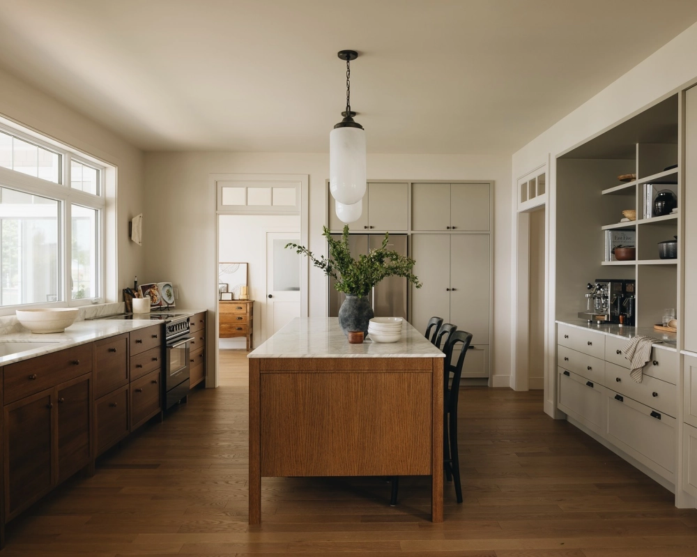 Sự bền chắc và vân gỗ đẹp mắt của tủ bếp gỗ lát cao cấp