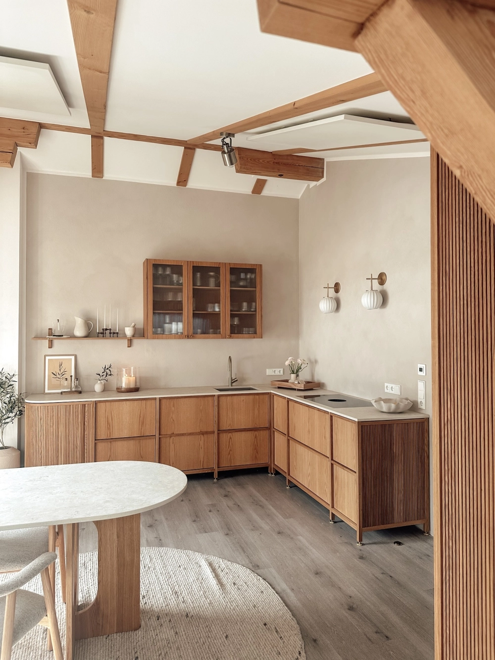 Độ bền vượt thời gian của mẫu tủ bếp gỗ dổi vàng óng