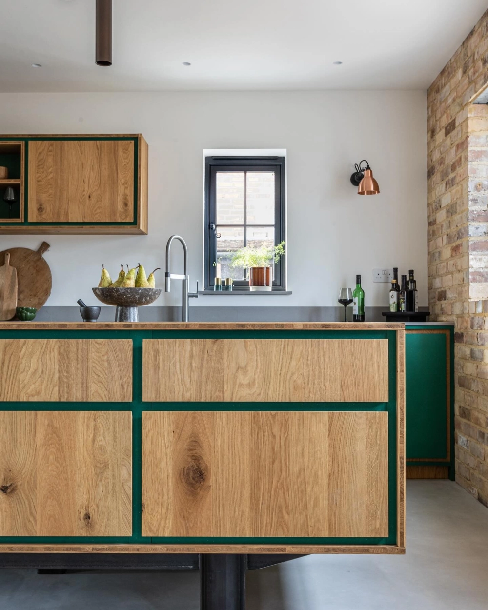 Không gian sang trọng với tủ bếp gỗ gõ đỏ nam phi chạm khắc tinh xảo