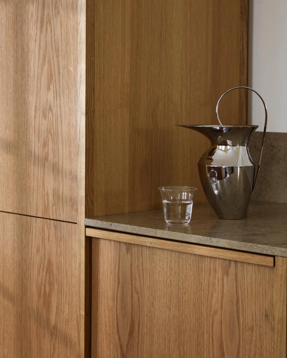 Mẫu tủ bếp gỗ tần bì sáng màu giúp mở rộng không gian bếp nhỏ