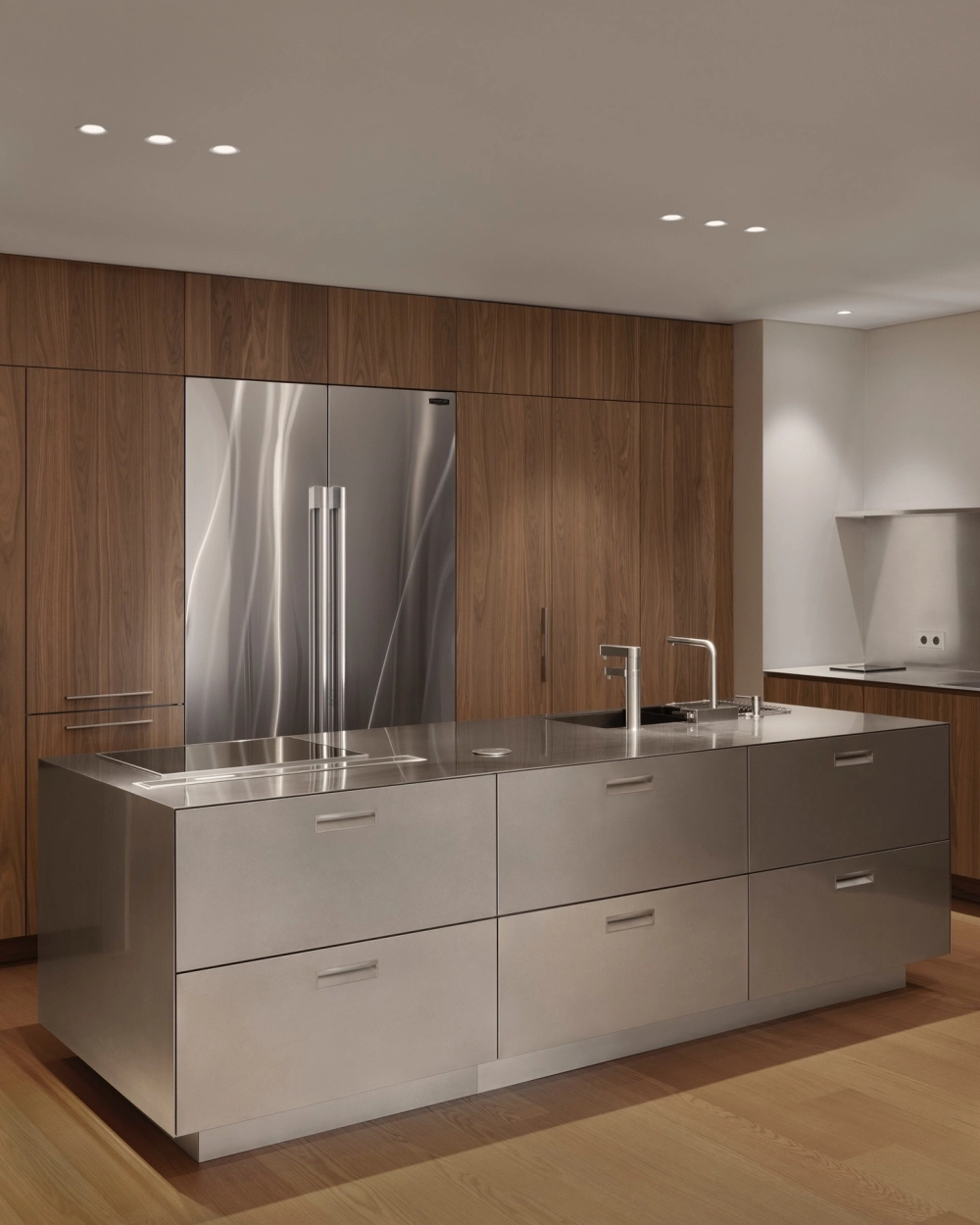 Chi tiết cánh tủ tinh tế trên tủ bếp gỗ tự nhiên cánh pano