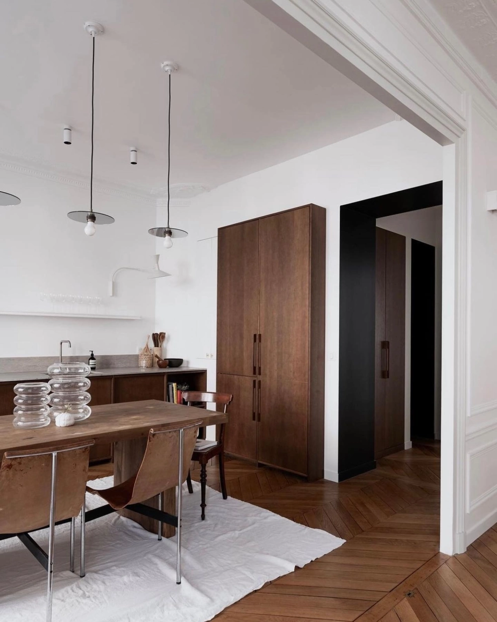 Tủ bếp gỗ tự nhiên kết hợp bàn đảo bếp tiện nghi và hiện đại