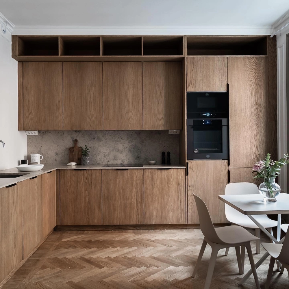 Thiết kế tủ bếp gỗ tự nhiên hiện đại kết hợp phụ kiện thông minh