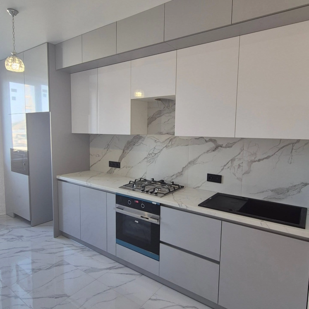 Mẫu tủ bếp nhựa sơn men mờ chống bám vân tay hiệu quả