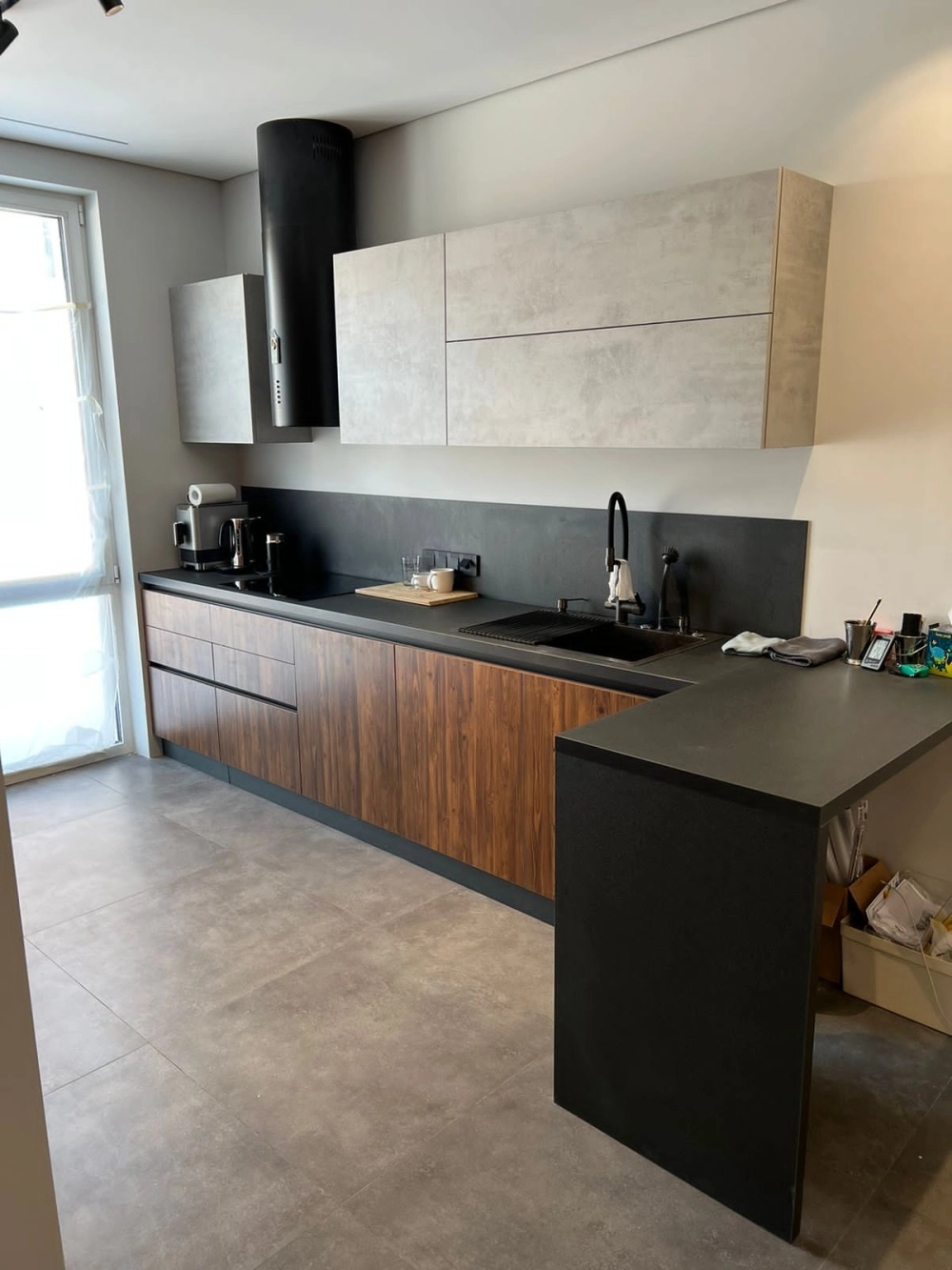 Thiết kế tủ bếp nhựa composite phong cách tân cổ điển quý phái