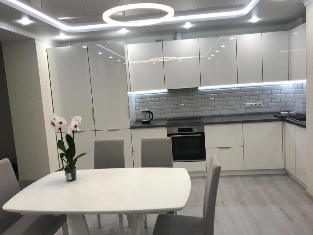 Mẫu tủ bếp nhựa picomat cánh phủ acrylic bóng gương hiện đại màu trắng