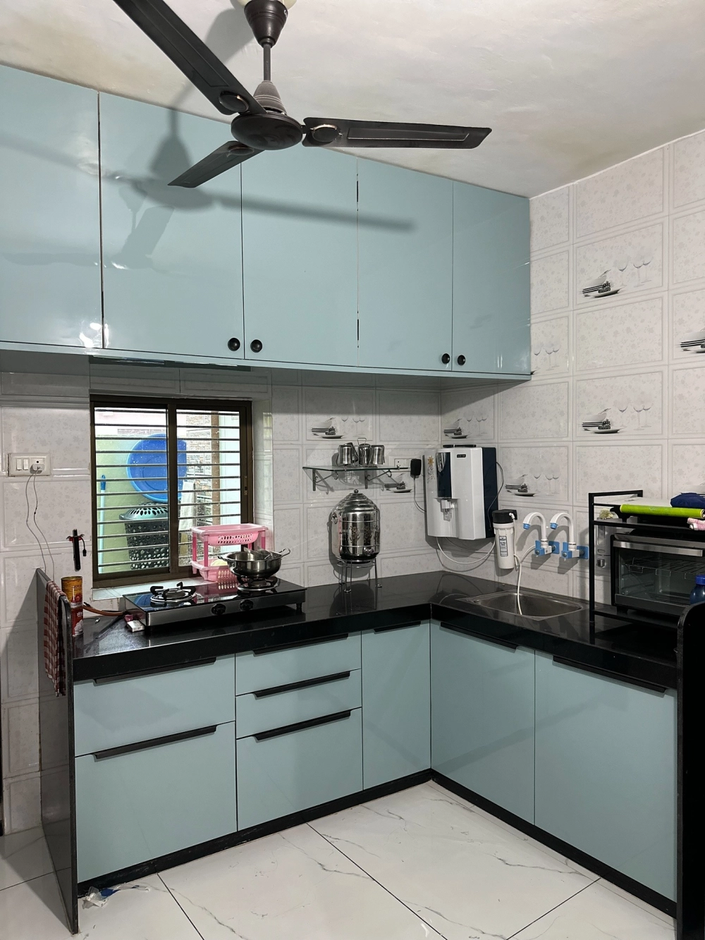 Không gian nấu nướng tiện nghi với tủ bếp nhựa composite hiện đại