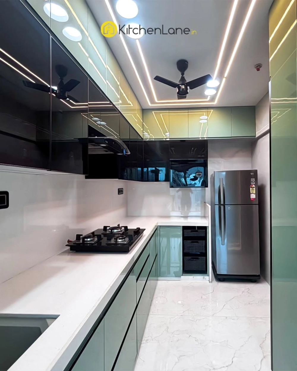 Mẫu tủ bếp nhựa cánh kính cường lực khung nhôm xước đẳng cấp