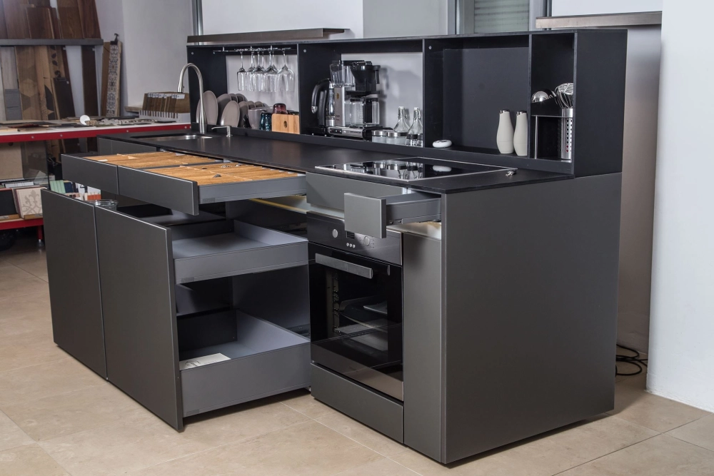 Hệ thống tủ bếp thông minh hiện đại với ngăn kéo tiện lợi