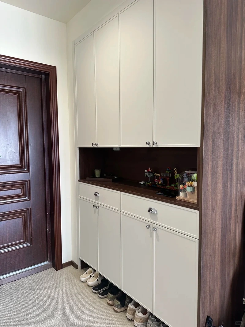 Cách chọn tủ giày phù hợp cho phòng khách hiện đại