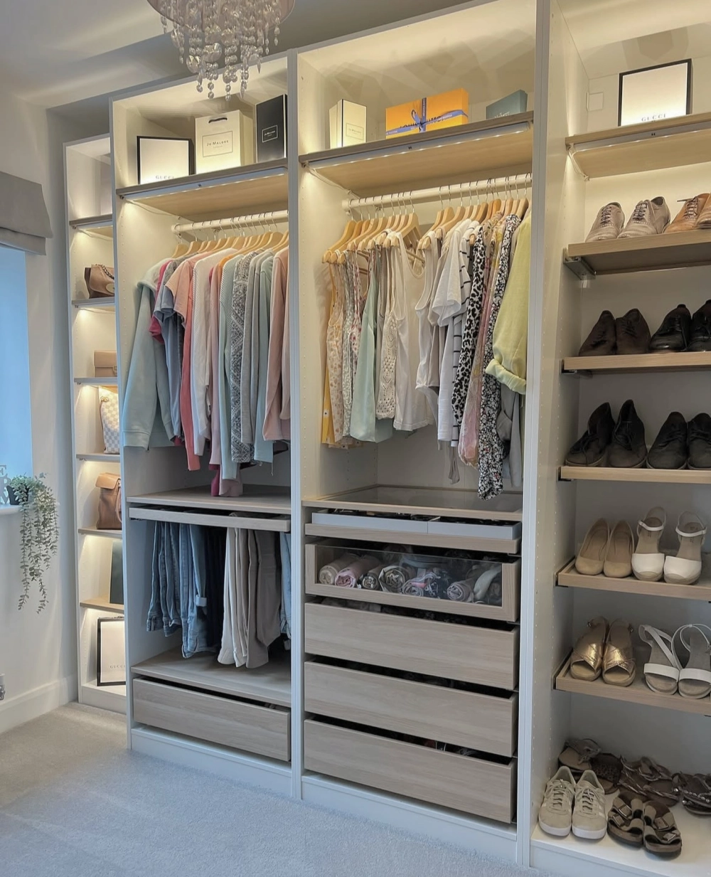 Thiết kế tủ quần áo không cánh phong cách showroom