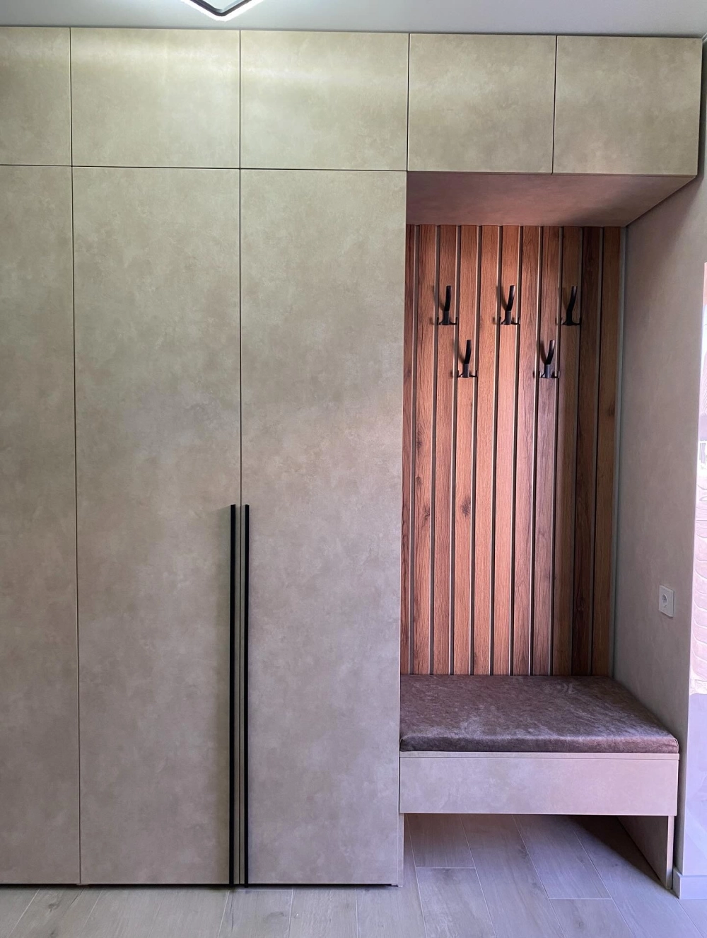 Thiết kế tủ quần áo chữ l tận dụng góc chết phòng ngủ