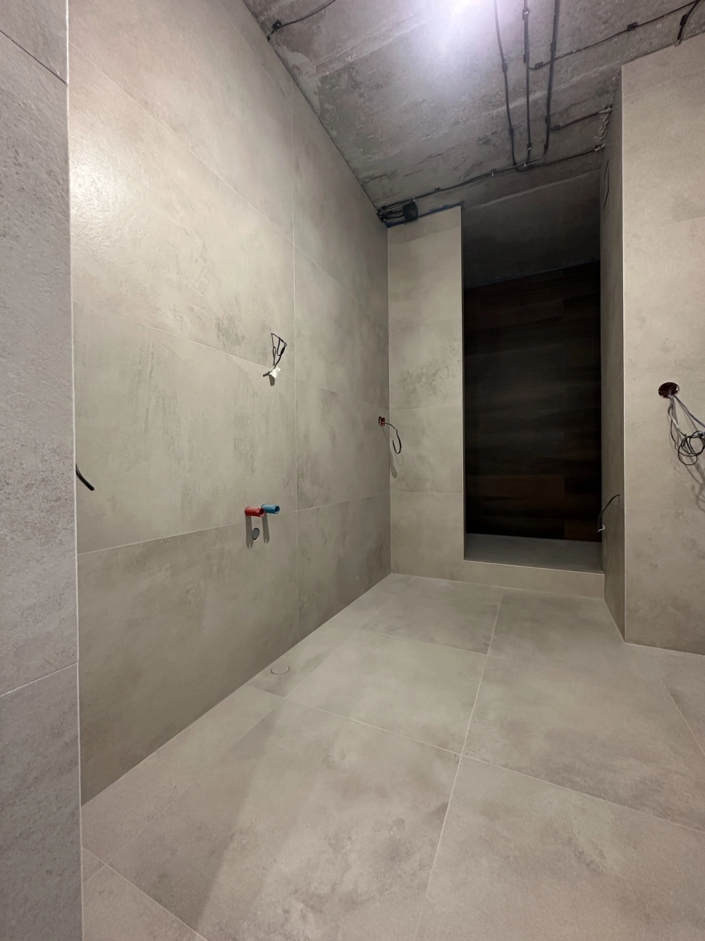 Trang trí tủ âm tường phòng khách kết hợp tủ rượu