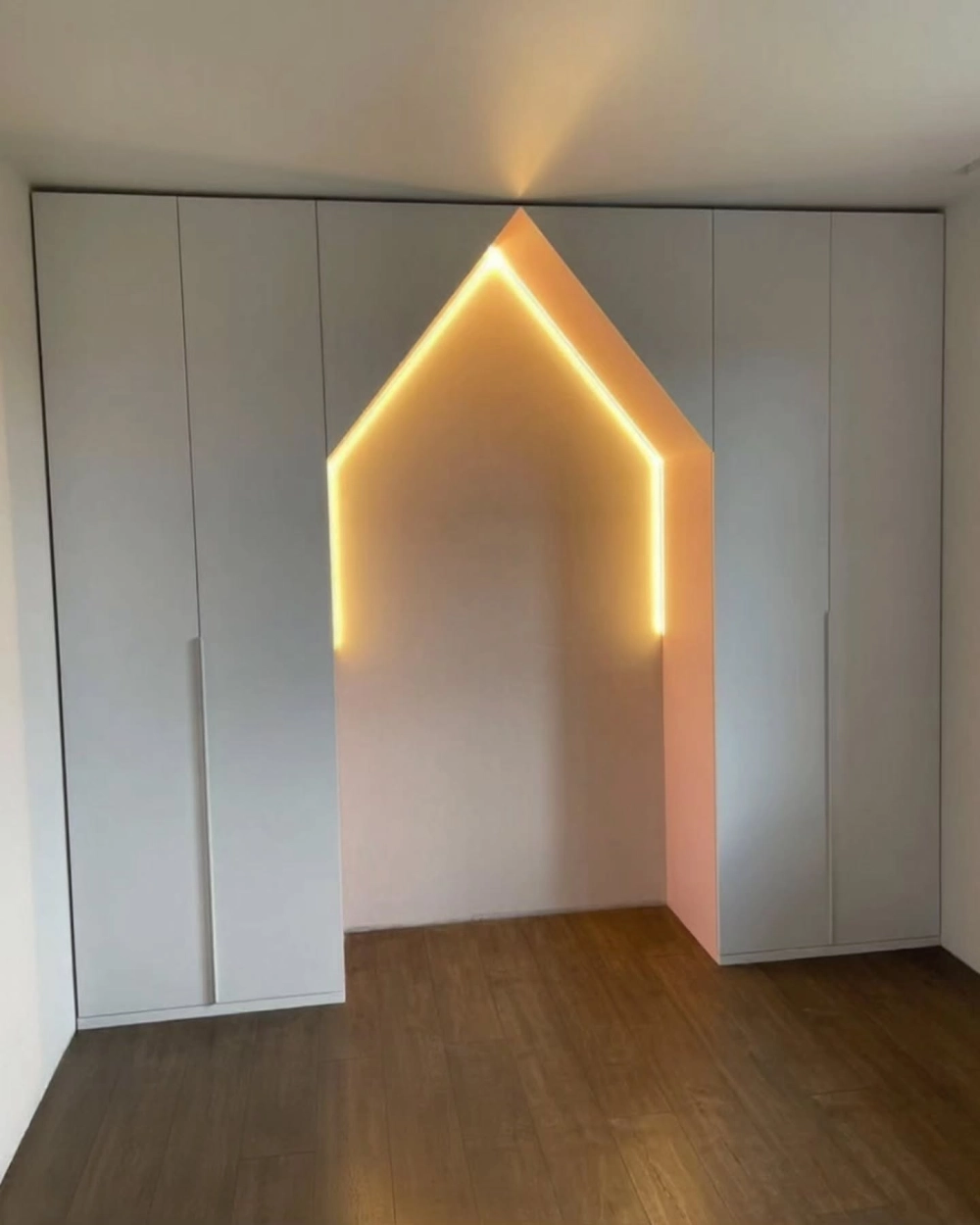 Thiết kế tủ âm tường cánh mở truyền thống tay nắm vàng