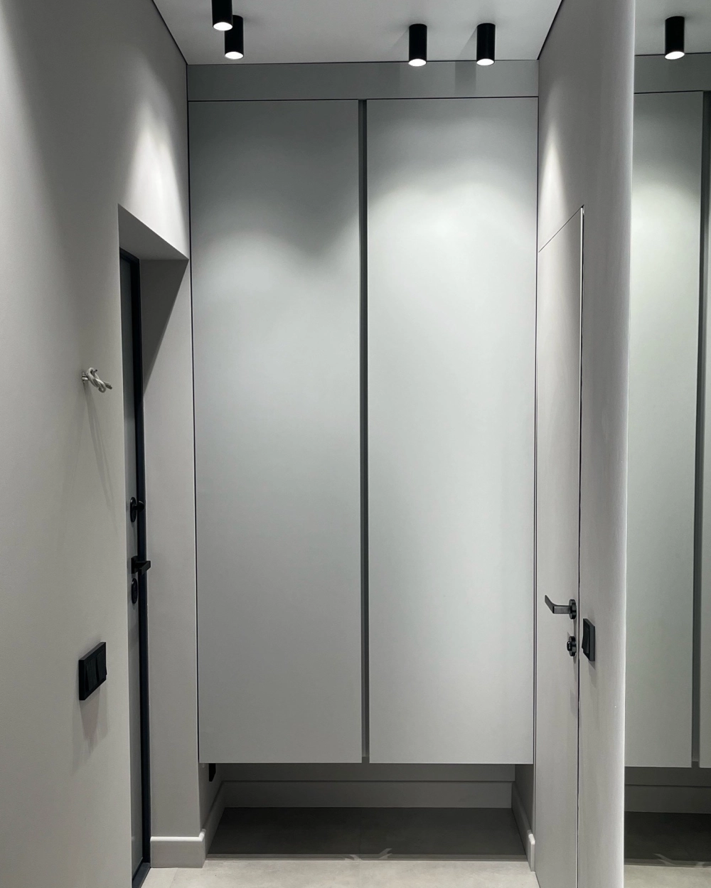 Mẫu tủ quần áo âm tường đẹp nhất với thiết kế cửa kính trong suốt