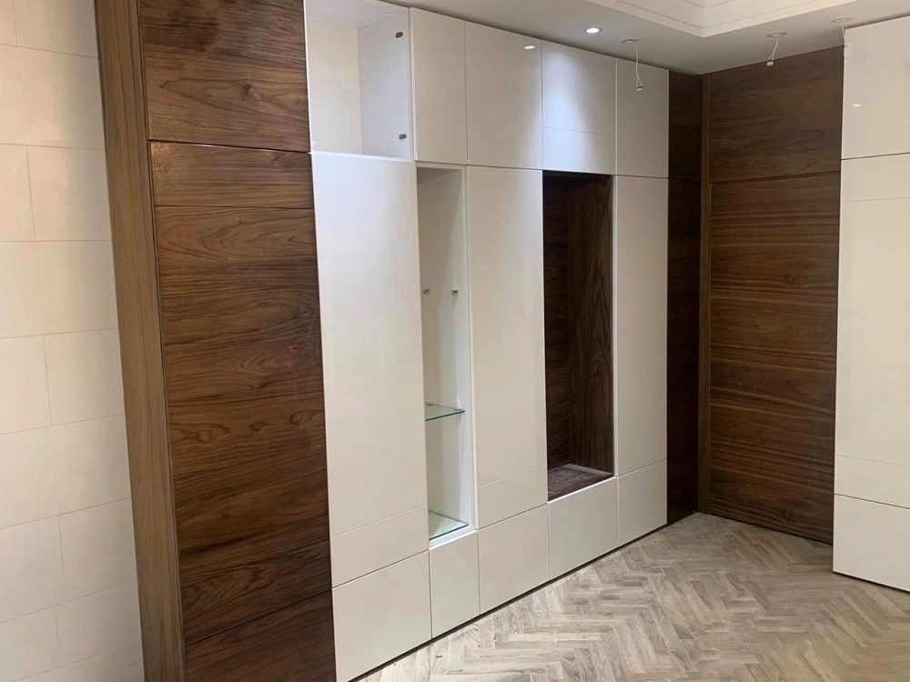 Mẫu thiết kế tủ quần áo âm tường hiện đại sang trọng cho phòng ngủ master