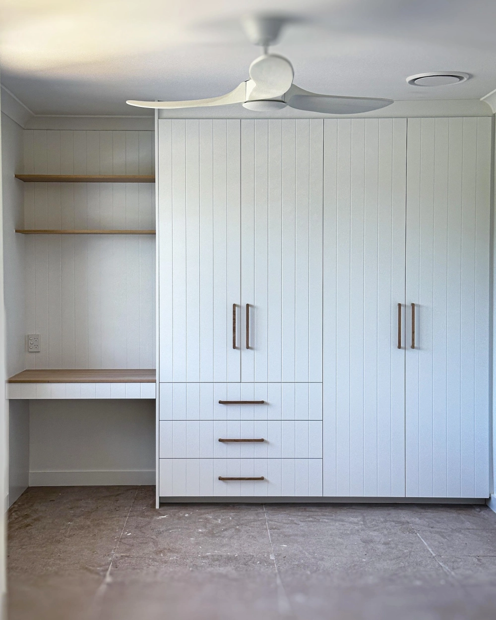 Mẫu tủ âm tường gỗ óc chó đẳng cấp cho biệt thự