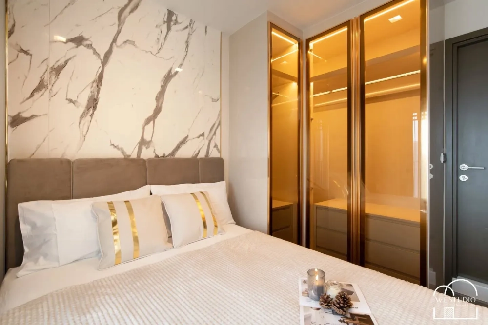 Thiết kế tủ quần áo cánh kính cường lực trong suốt giúp mở rộng không gian phòng ngủ