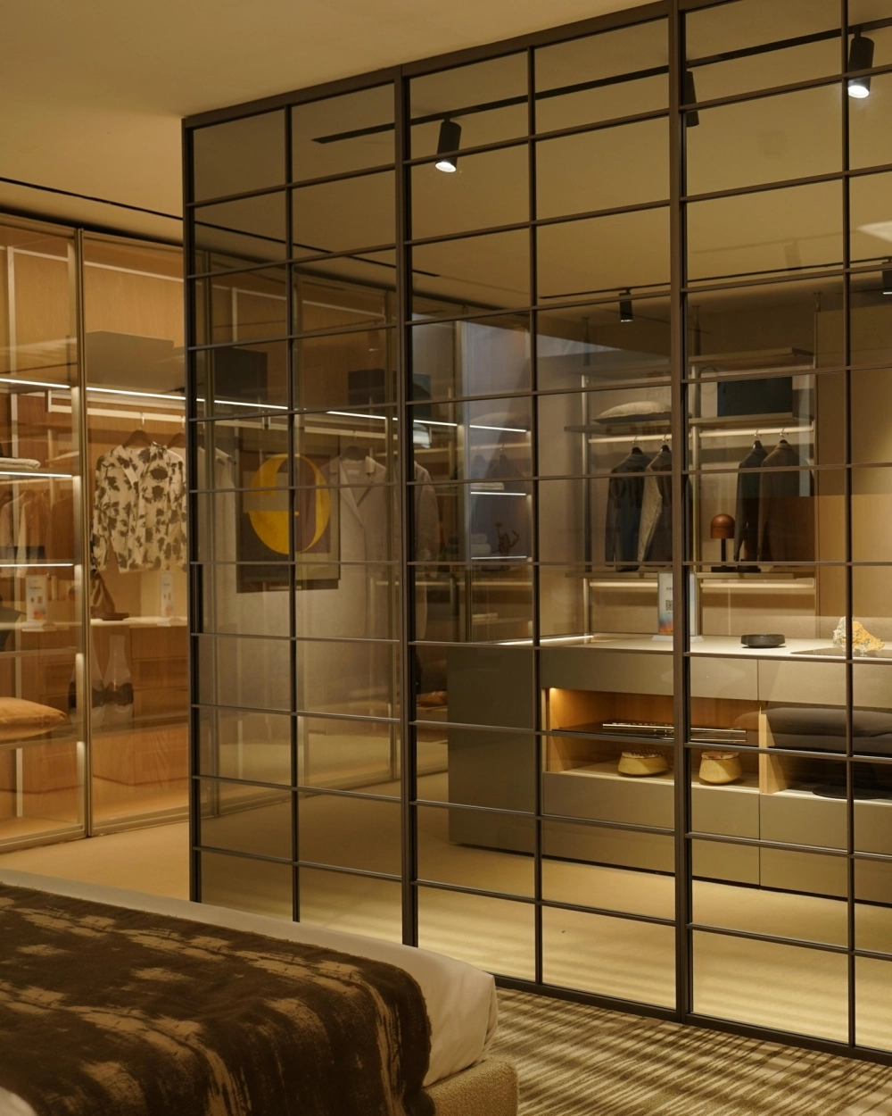 Tủ cánh kính lùa ray trượt giảm chấn êm ái khi sử dụng