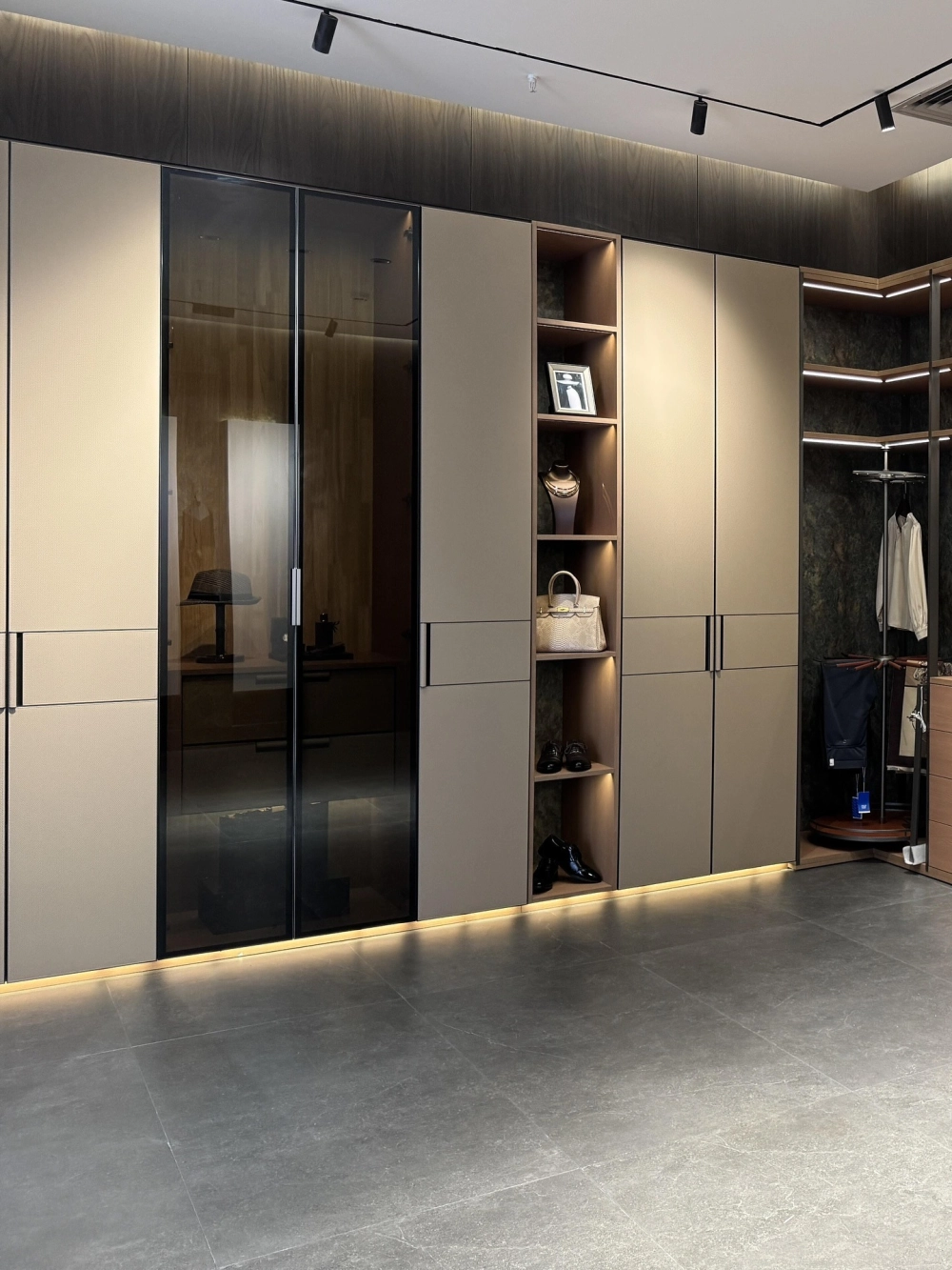 Hệ tủ cánh kính lùa tiết kiệm diện tích cho căn hộ chung cư nhỏ