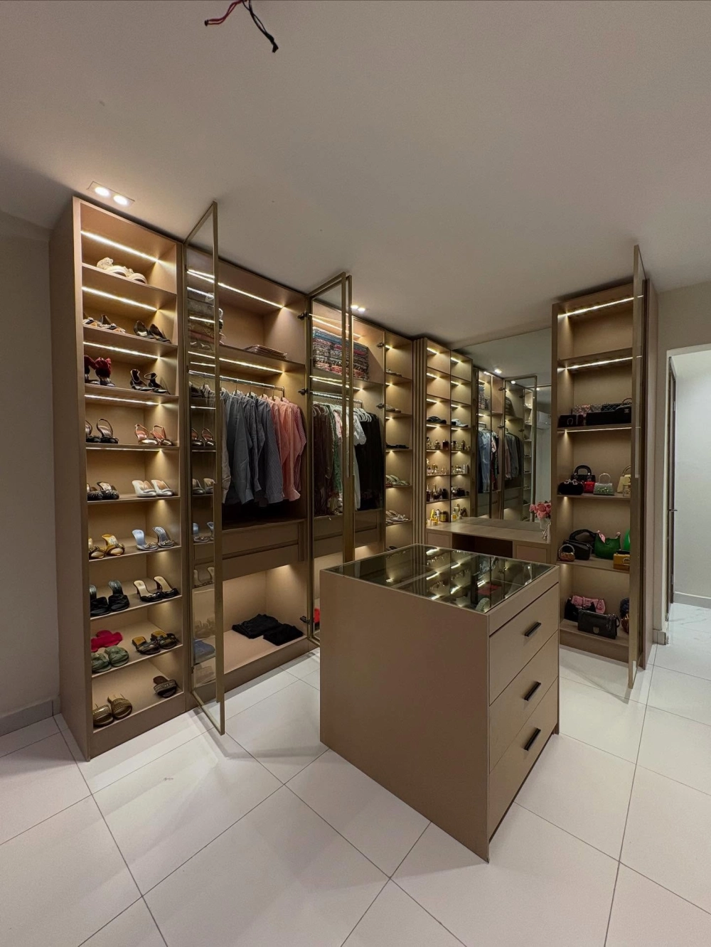 Không gian sang trọng với mẫu tủ cánh kính đẹp sang trọng màu trà ấm áp