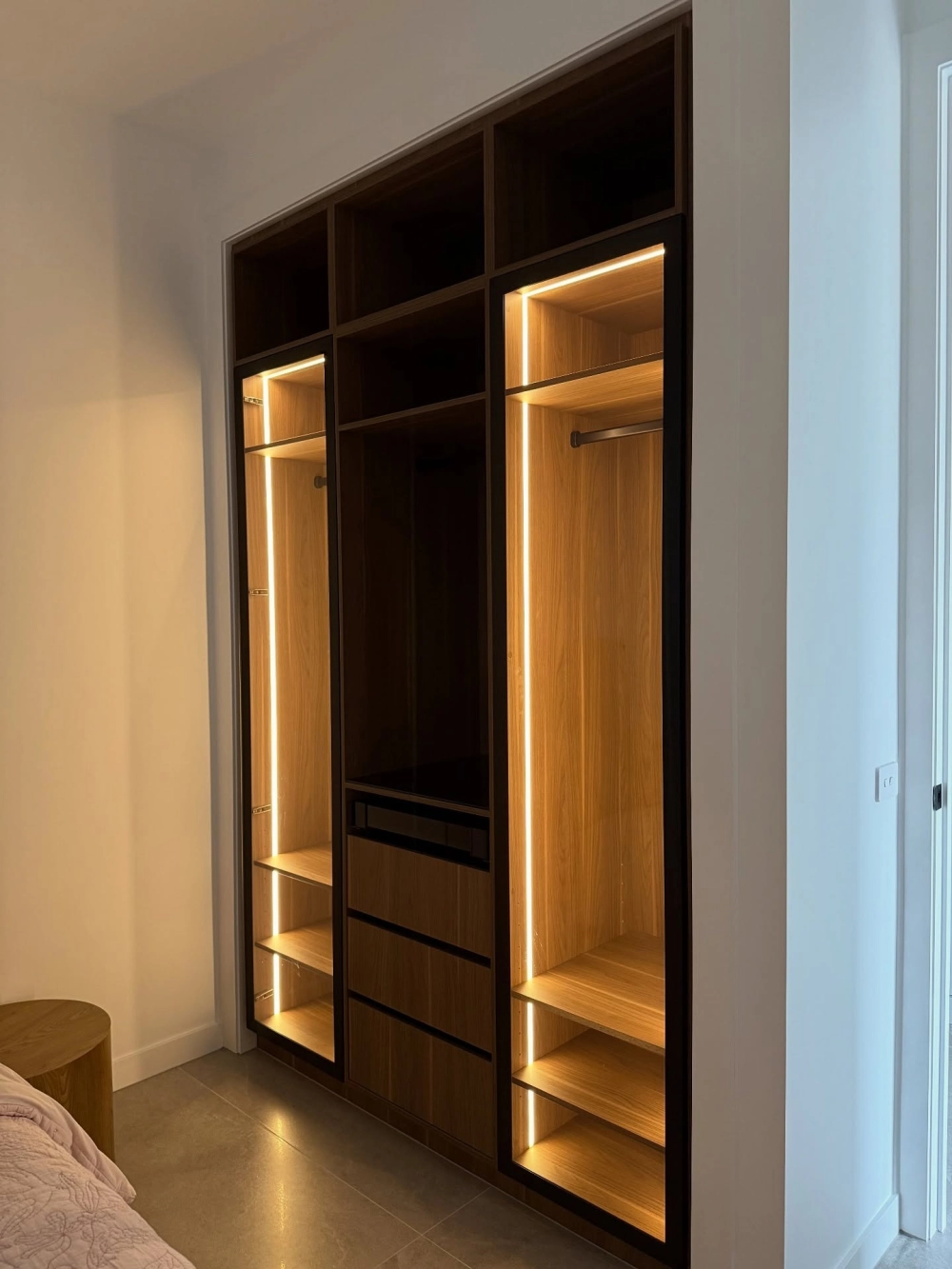 Ý tưởng tủ trưng bày cánh kính cho bộ sưu tập giày dép và túi xách