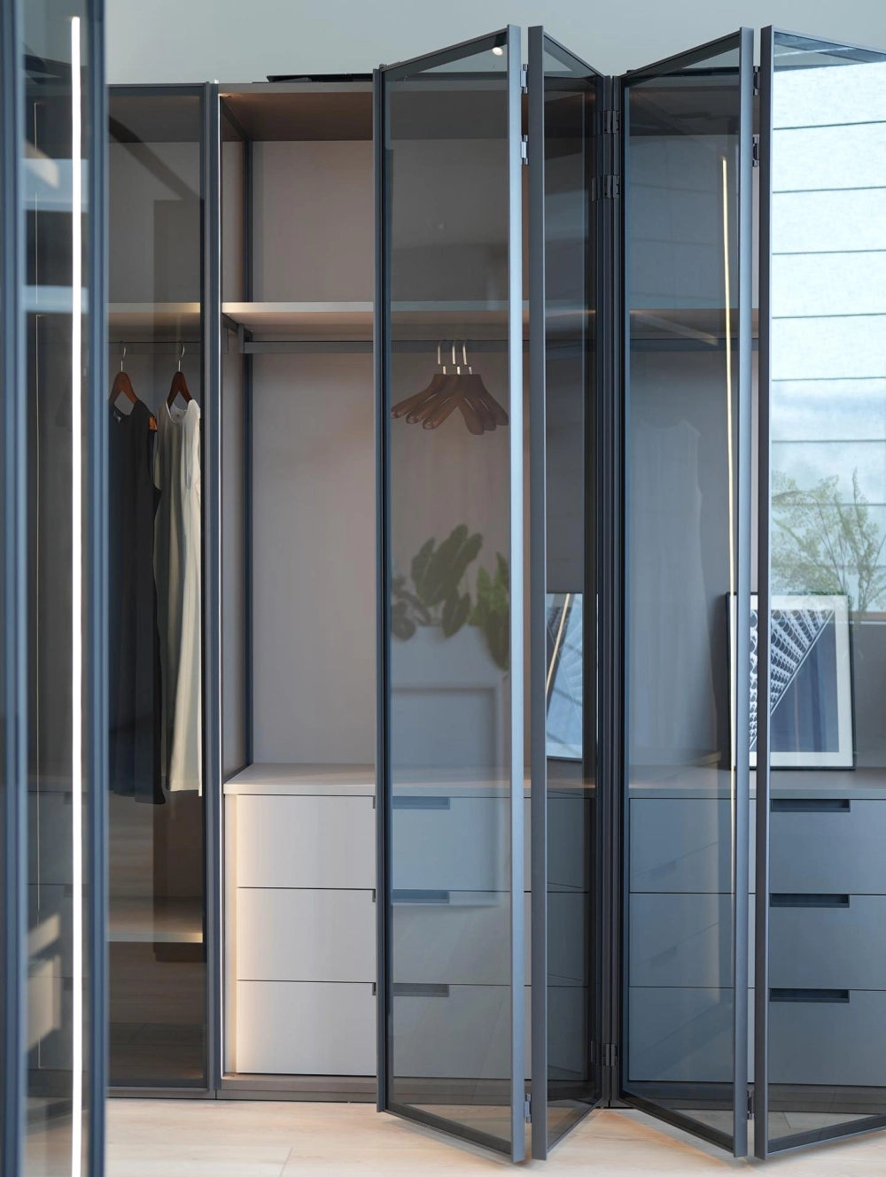 Phòng ngủ phong cách luxury với tủ áo cánh kính khung nhôm mạ vàng