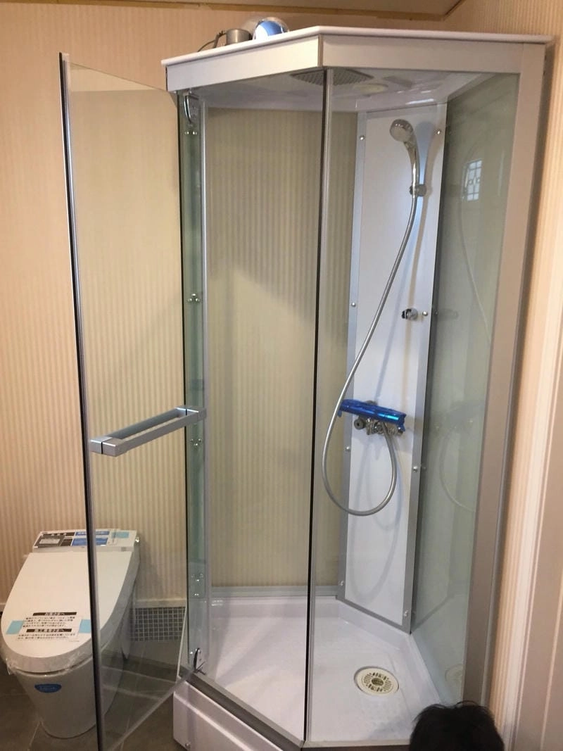 Vách kính nhà tắm tạo cảm giác rộng rãi sáng sủa