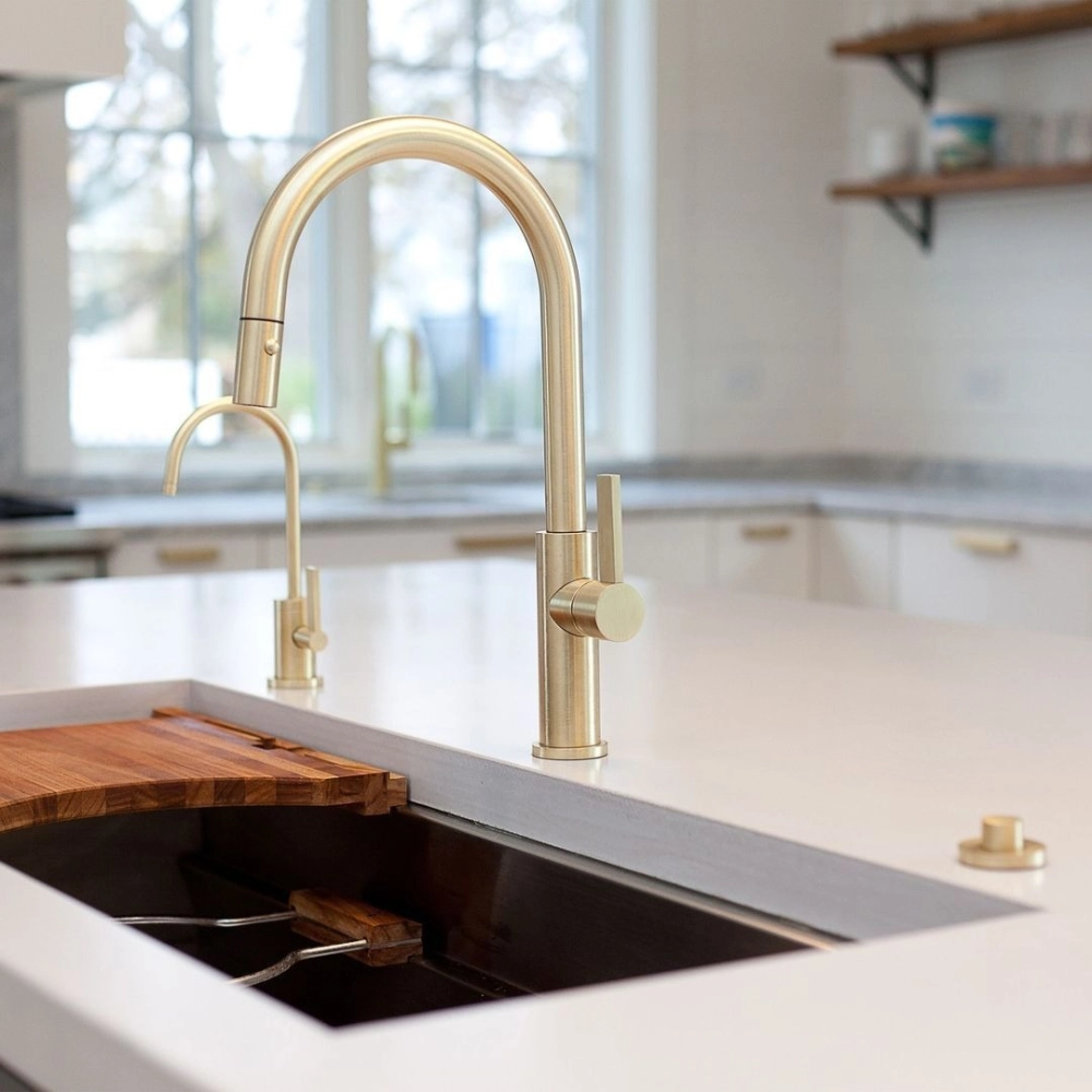 Phong cách bếp farmhouse với vòi rửa bát cổ điển