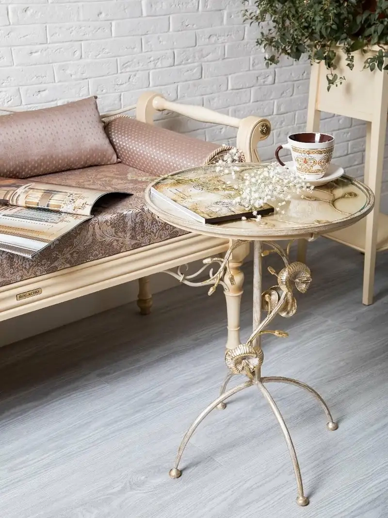 Bàn trà mặt kính giá rẻ phù hợp nhiều gia đình