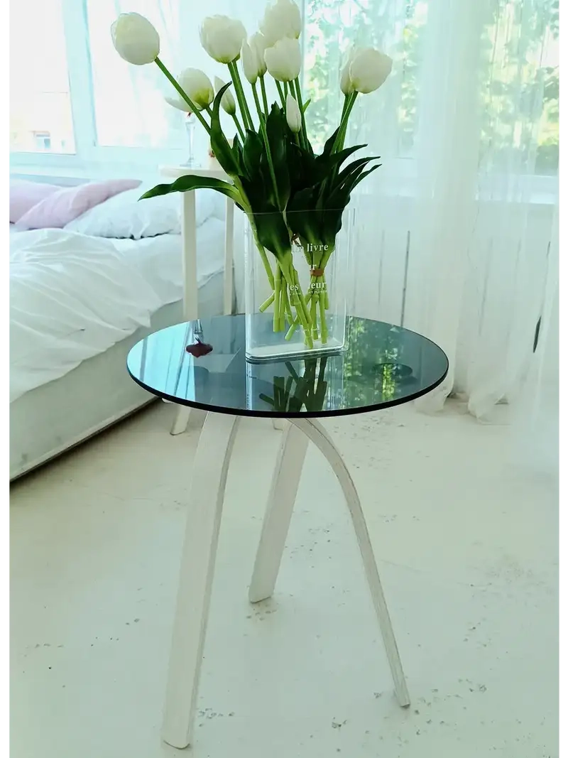 Bàn trà mặt kính thiết kế đơn giản mà cuốn hút