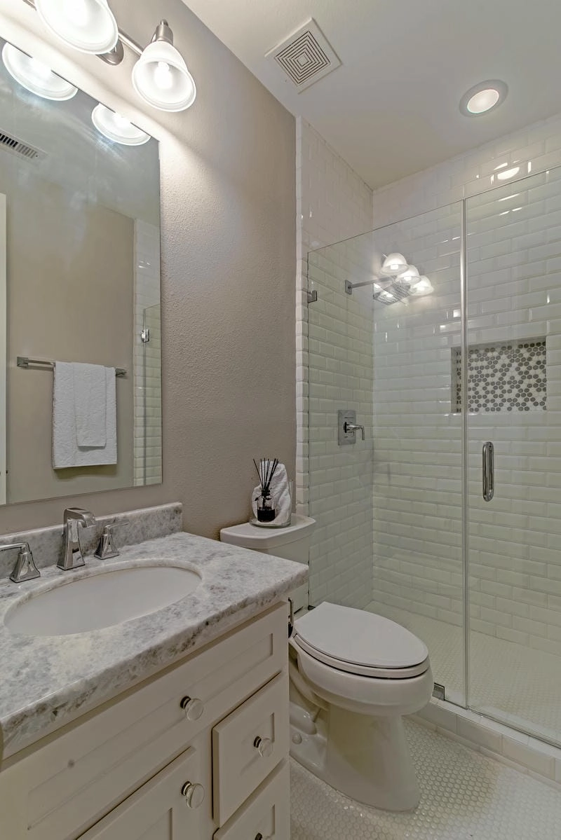 Nhà vệ sinh tân cổ điển cho nhà phố gọn gàng đẹp mắt