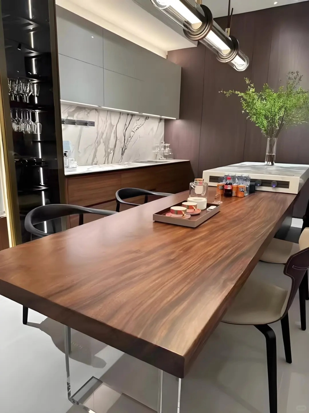 Đảo bếp gỗ nguyên khối sang trọng cho biệt thự