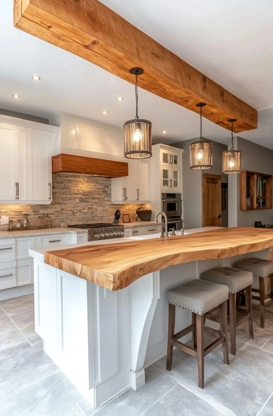 Mẫu bàn đảo bếp gỗ tự nhiên kết hợp mặt đá trắng tinh khôi